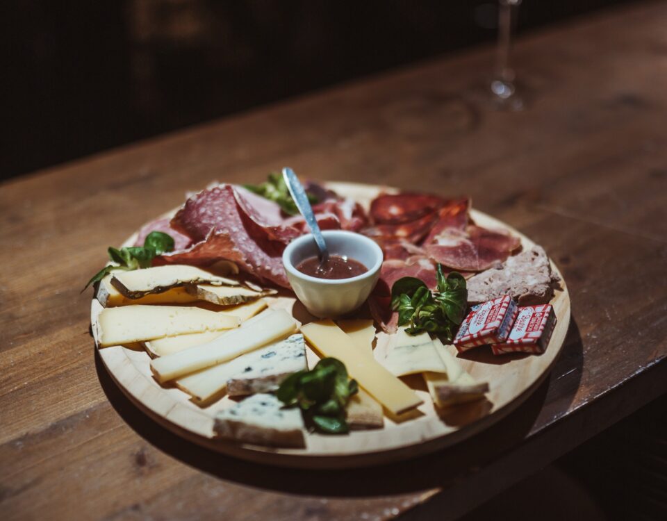 lappart-des-anges-bouffay-nantes-bar-a-vins-patio-charcuterie-fromage
